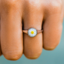 Load image into Gallery viewer, Pura Vida Silver Daisy Signet Ring