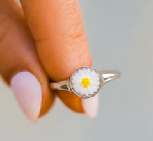 Load image into Gallery viewer, Pura Vida Silver Daisy Signet Ring