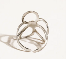 Load image into Gallery viewer, Isolde 18K Non-Tarnish Large Floral Ring

