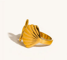 Load image into Gallery viewer, Étoilé 18K Gold Non-Tarnish Star and Shell Ring
