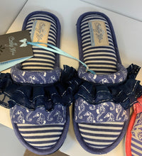 Load image into Gallery viewer, Pretty You Beach Themed Slippers size 5-6 left
